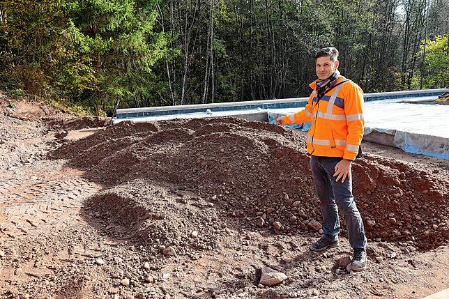 Mit der Verfüllung der neuen Kuhmoosbachbrücke wird in Teilbereichen bereits begonnen, zeigt Wolfgang Thedy, von der Projektleitung im ...
