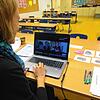 Die Schulbänke sind leer, während Lehrerin Lisa Katz an der Christlichen Schule Hochrhein in Waldshut ihren Online-Unterricht hält.