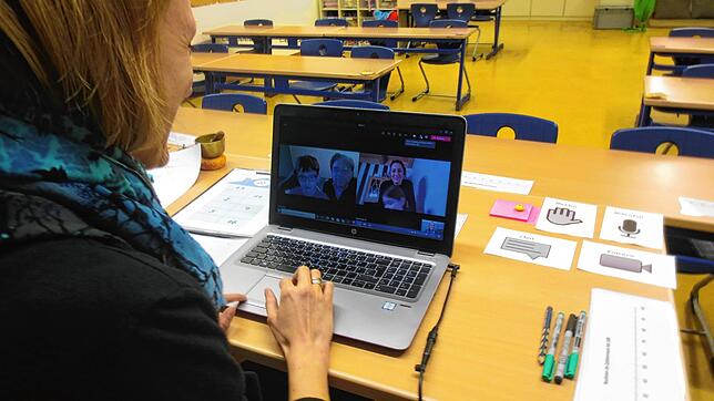Die Schulbänke sind leer, während Lehrerin Lisa Katz an der Christlichen Schule Hochrhein in Waldshut ihren Online-Unterricht hält.