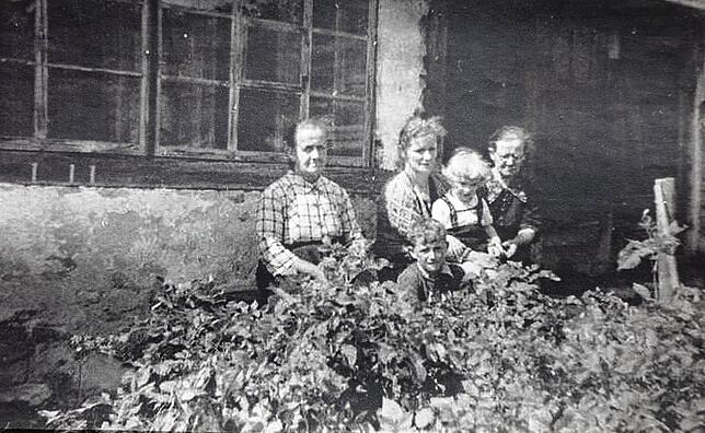 Familienbild vor dem Laubengang des Kellerhofs in Großherrischwand im Kriegsjahr 1941: rechts Uroma Anna Büche (mit Brille), links ihre ...