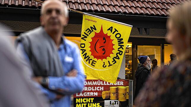 Aktivisten demonstrieren am 15. September gegen ein Atommüllendlager vor einer Informationsveranstaltung zur Standortwahl für ein ...