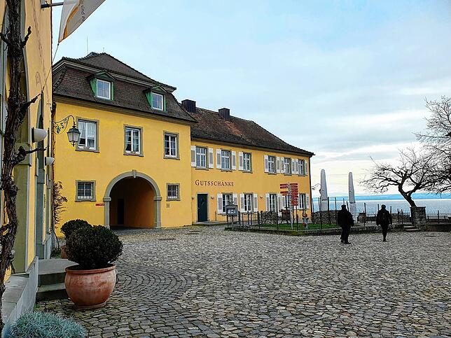Die Gutsschänke in Meersburg gehört zum Staatsweingut und liegt direkt in den Weinreben neben dem Droste-Hülshoff-Gymnasium.