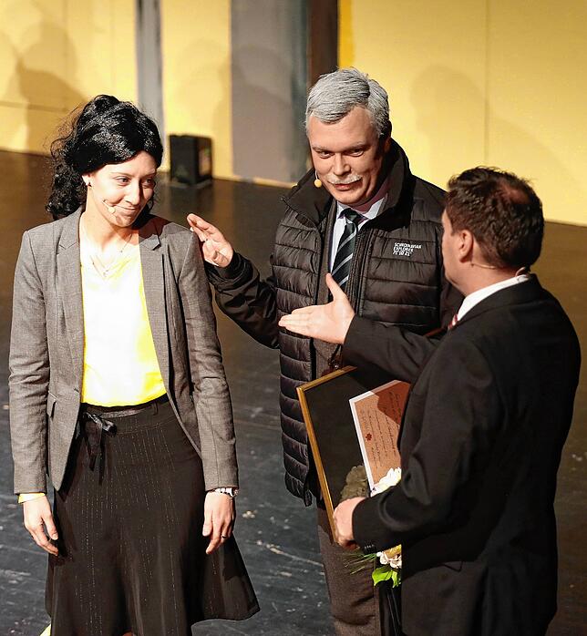 Der Frohsinn verabschiedet den scheidenden Bürgermeister Bernhard Kaiser (Jürgen Wintermantel). Da darf auch Rathaussprecherin Beatrix ...