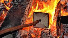 Das Scheibenfeuer: Ein paar Minuten werden die Scheiben ins Feuer gehalten bis sie glühen. Wie die Holzscheiben hergestellt werden, ...