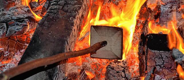 Das Scheibenfeuer: Ein paar Minuten werden die Scheiben ins Feuer gehalten bis sie glühen. Wie die Holzscheiben hergestellt werden, ...