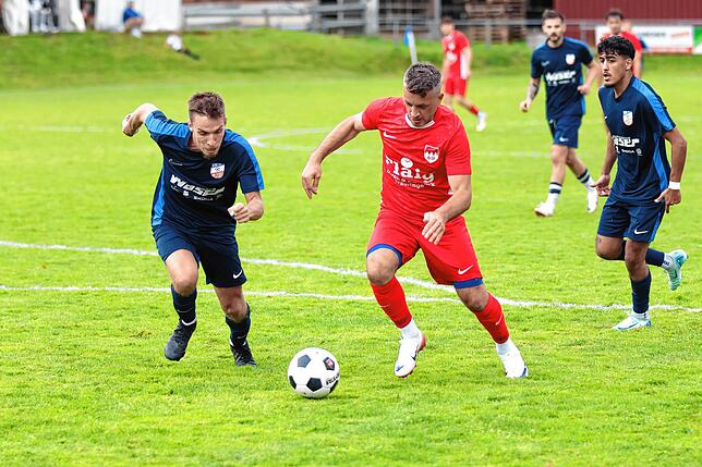 Enges Duell: Richard Zielke (links) und der VfB Waldshut verlangten dem FC Tiengen 08 mit Nexhdet Gusturanaj im Spiel um Platz drei ...