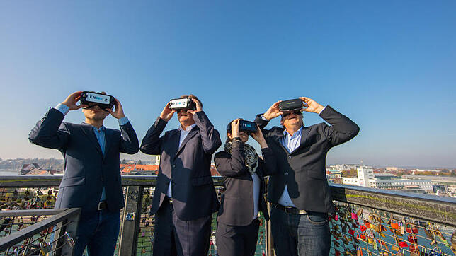 Jean-Paul Mende, Oberbürgermeister Andreas Brand, Tourist-Info-Leiterin Jennifer Brosy und Achim Mende (von links) auf virtueller Tour ...