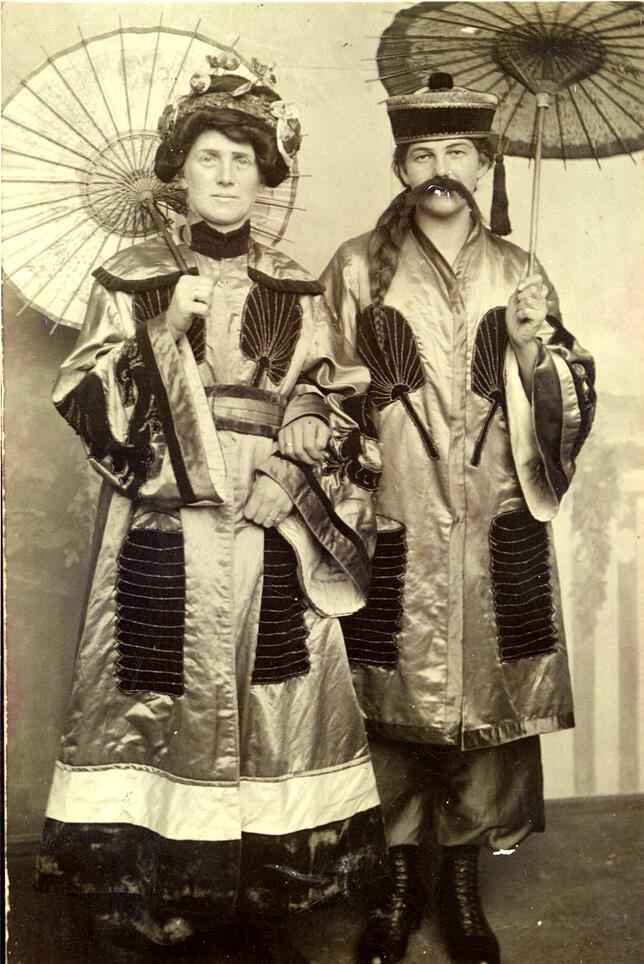 Für eine Saalfasnet verkleideten sich 1919 Anna Brugger und die Wirtin der "Oberen Letze". Dieses Bild ist das älteste Dokument der ...