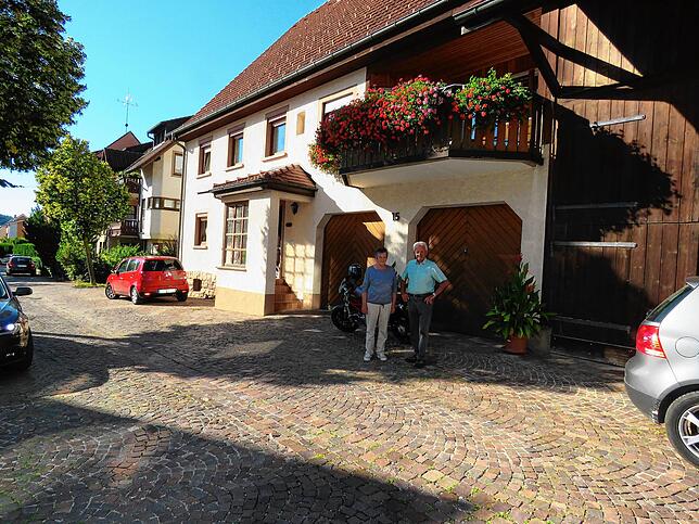Fritz und Rosmarie Weber vor ihrem 1945 wieder aufgebauten und im Zuge des Sanierungsprogramms sanierten Haus in der Schloßstraße.
