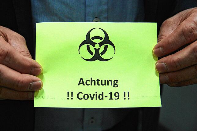 In Farbe: Jeder Sarg eines Coronatoten wird mit diesem warnend grellgrünen Aufkleber markiert.