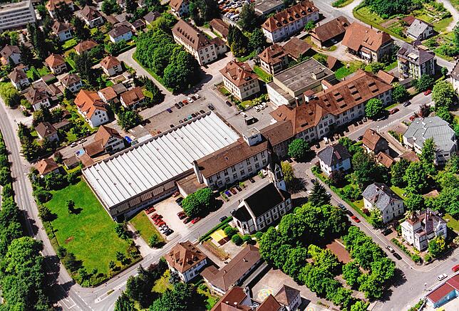Entlang der Schwarzenbergstraße, gegenüber der evangelischen Christuskirche, steht in Tiengen der Gebäudekomplex der ...