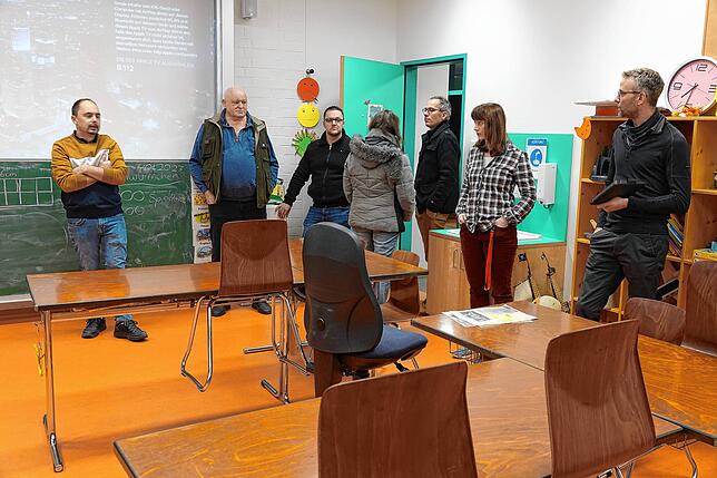 Einblicke: Daniel Dierenbach, Rektor der Rickenbacher Grundschule (rechts), und seine Stellvertreterin Marion Kaltenbach zeigten dem ...