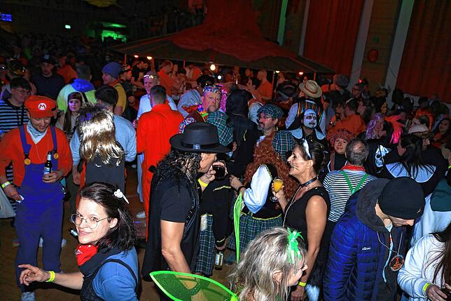 Prima Stimmung herrscht beim Löffinger Hexenball auf der Tanzfläche.