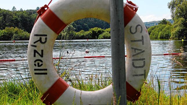Ein Rettungsring am Buchenseebadufer. Das Bad wurde im Sommer vorübergehend gesperrt, nun wird es wieder Thema (Archivbild).