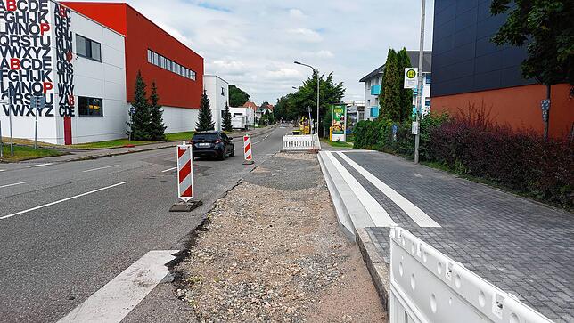 Der erhöhte, barrierefreie Bushaltestellenbereich ist bereits fertig. Der Straßenbelag davor wird erst im zweiten Bauabschnitt saniert.