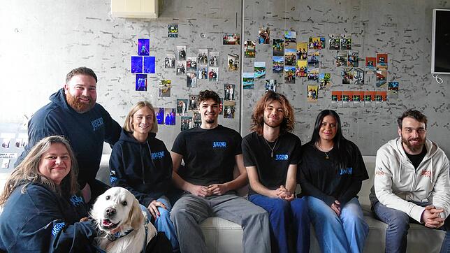 Das Team des Jugendreferats unter Leitung von Susanne Hillmann (links) wird tierisch unterstützt von Referatshund Sam. Bild: Sina Elbers