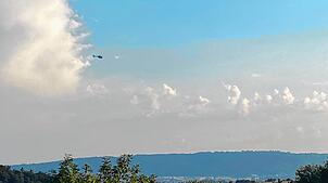 Ein Hubschrauber kreist über den Mögginger Mindelsee.