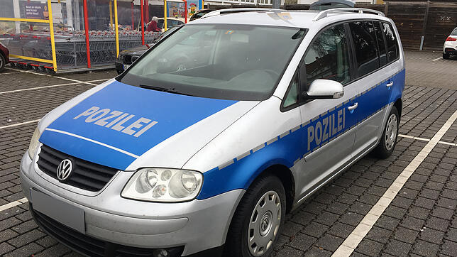 Das Pozilei-Auto wird in der Narrozeitung vorgestellt. SÜDKURIER-Redakteur Jürgen Dreher hat es auf einem Supermarktparkplatz entdeckt ...