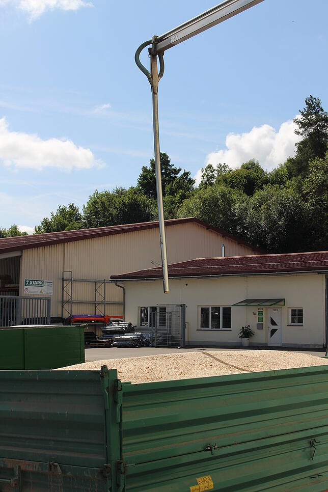 Das Rohr nimmt aus der frisch angelieferten Getreidefuhre eine Probe von etwa einem Kilogramm. Sie wird anschließend auf Qualität ...