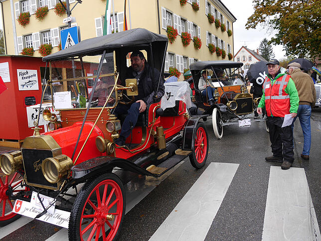 Organisator Walter Hägele weist die ältesten Fahrzeuge ein. Die beiden Tin Lizzies haben mittlerweile 108 und 106 Jahre auf dem Buckel.