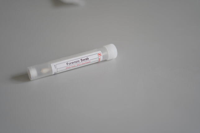 Wer das Labor betreten will, muss eine Speichelprobe abgeben.