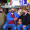 Michael Jeckel, Inhaber des Galgenhölzle in Überlingen (rechts) und die beiden Gäste Ecki Schulz (Mitte) und Axel Ruhrmann tragen eine ...