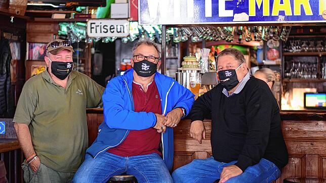 Michael Jeckel, Inhaber des Galgenhölzle in Überlingen (rechts) und die beiden Gäste Ecki Schulz (Mitte) und Axel Ruhrmann tragen eine ...