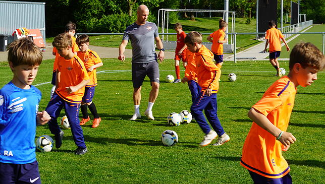 So geht es Jungs! Trainer Daniel Schmid inmitten der jungen Gehrenbergtalente. Die Spieler im blauen Trikot absolvieren hier ein ...