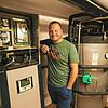 Patrick Schlageter in seinem Heizungskeller. Hier befinden sich Übergabestation, Wärmetauscher und Warmwasserspeicher. Sie sind Teil des ...