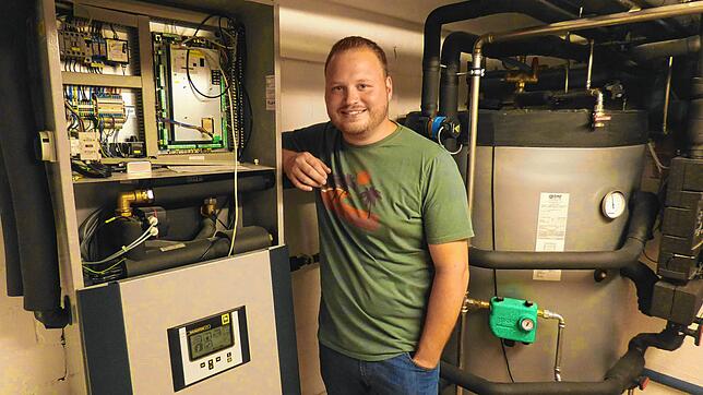 Patrick Schlageter in seinem Heizungskeller. Hier befinden sich Übergabestation, Wärmetauscher und Warmwasserspeicher. Sie sind Teil des ...