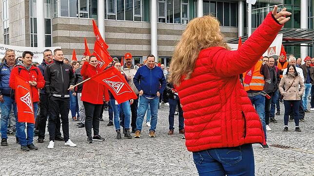 Helene Sommer, Geschäftsführerin der IG Metall Friedrichshafen-Oberschwaben, hat Anfang November vor gut 450 Zuschauern bei der MTU mehr ...