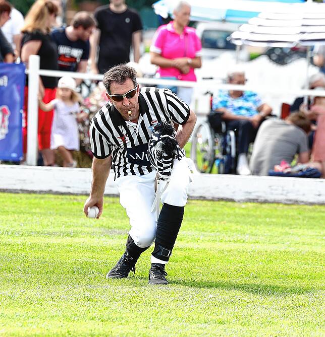 Dieser Mann gibt alles: OB Erik Pauly absolviert als Schiri jedes Spiel und das im Dauer-Galopp.