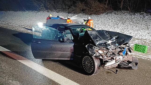 Gegen 23 Uhr kam es am Donnerstag zu einem Zusammenstoß von zwei Autos auf der Autobahn bei Engen.