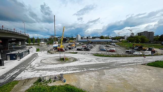 Das Parkhaus Europaquartier wird jetzt zwischen Schänzlebrücke und dem noch bestehenden Parkplatz gebaut (links im Bild). Die ...