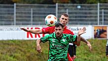 Der VfR Stockach (Alessandro Fiore Tapia, vorn) hat sich mit einem knappen 1:0 gegen den FC Überlingen (Michael Förtsch) durchgesetzt.