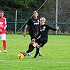 Die SG Riedböhringen/Fützen (in Schwarz) verpasst den Sieg gegen den FC Grüningen und die Herbstmeisterschaft.