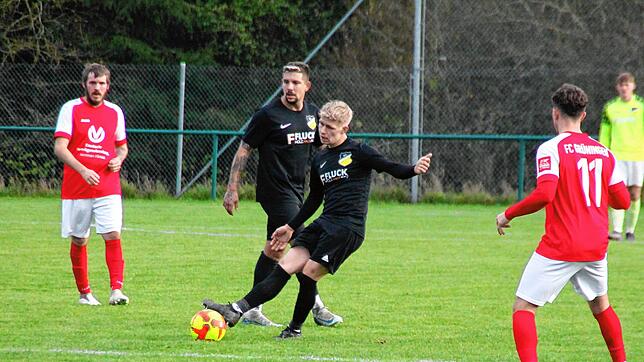 Die SG Riedböhringen/Fützen (in Schwarz) verpasst den Sieg gegen den FC Grüningen und die Herbstmeisterschaft.