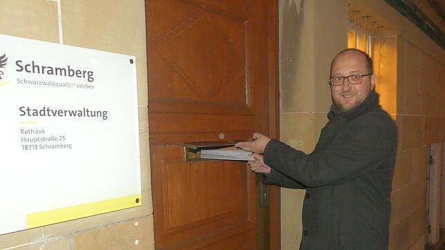 Kurz nach Mitternacht wirft OB Thomas Herzog seinen Bewerbungsumschlag beim Rathaus in den Briefkasten: „Der ist so dünn, weil ich ...