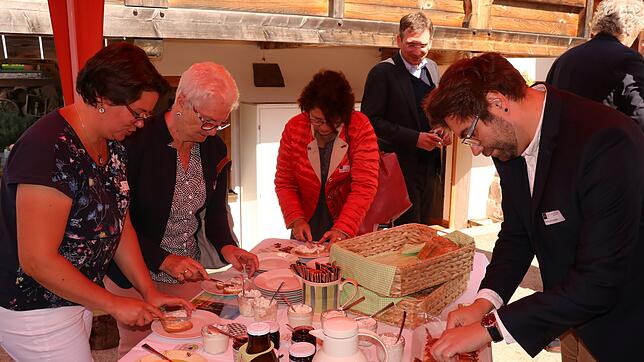 Bauernbrot, Brotaufstriche, Marmelade oder Schinken: Jill Löffler aus Oberharmersbach (links), Monika Krämer aus Freudenstadt (rechts) ...