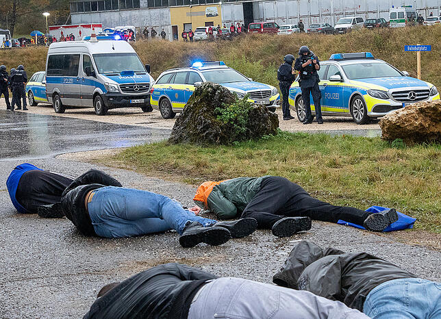 Im Vordergrund liegen bereits die ersten schwer verletzten Opfer. Im Hintergrund machen sich Konstanzer Streifenpolizisten für den ...