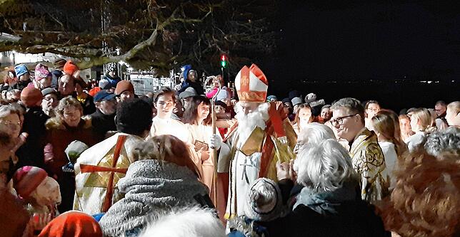 Auch dieses Bild vom Nikolaus, der mit dem Polizeischiff am Landungsplatz ankommt, wird es dieses Jahr nicht geben.
