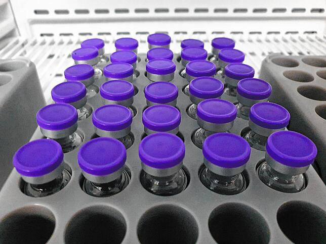 Bereit zum tagesaktuellen Verimpfen: Biontech-Impfstoff steht im Kreisimpfzentrum in einem Kühlschrank parat. Bild: Norbert Trippl