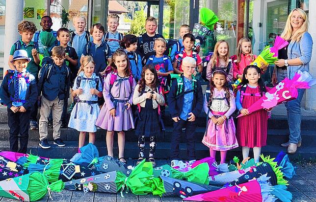 Auch an der Sernatingenschule in Bodman-Ludwigshafen wurde Einschulung gefeiert. Hier die 21 Kinder der Klasse&nbsp;1a mit ihrer ...