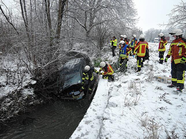 Die Einsatzkräfte am Auto in der Aach