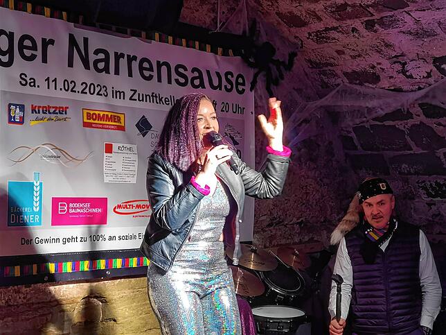 Simone Moos im Glitzerkleid. Ihre Solokarriere ist noch jung.