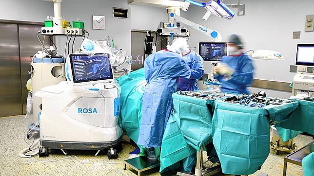 Der neue OP-Roboter Rosa ist seit drei Monaten im Klinikum Hochrhein bei Knieprothesen-Operationen im Einsatz.