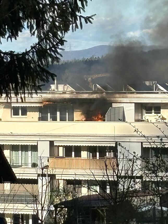 Flammen wüten auf dem Balkon einer Attikawohnung in Safenwil im Kanton Aargau.