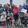 Etwa 70 Teilnehmer, vorwiegend Eltern mit Kindern, demonstrierten gegen die vom Gemeinderat beschlossenen Kürzungen im Sozial- und ...