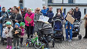 Etwa 70 Teilnehmer, vorwiegend Eltern mit Kindern, demonstrierten gegen die vom Gemeinderat beschlossenen Kürzungen im Sozial- und ...