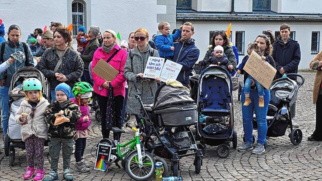 Etwa 70 Teilnehmer, vorwiegend Eltern mit Kindern, demonstrierten gegen die vom Gemeinderat beschlossenen Kürzungen im Sozial- und ...